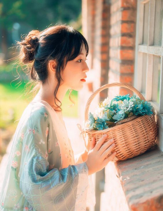 Sắc đẹp như năm tháng, rồi cũng sẽ tàn theo tháng năm, tâm hồn đẹp mới tồn tại mãi. (Ảnh: Pinterest)